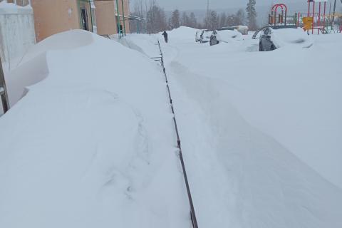 дворник пытается чистить то что должна делать машина